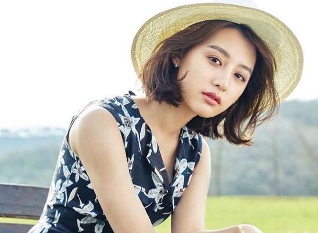 正确的戴帽子方式才会显脸小，跟电视剧女主提升整体造型