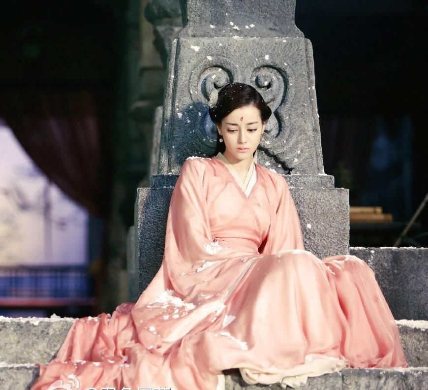 热巴一袭粉裙高级感满屏，竟比印花裙还惊艳，网友:我又恋爱了!