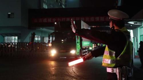 [ 交警支队责]交警当即辟谣！，听到车队驾驶员讨论“喝白酒防新冠病毒”
