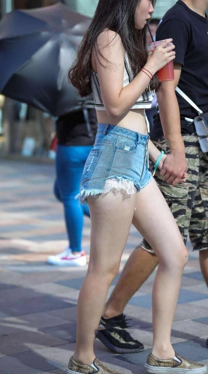 气质小姐姐穿一件紧身牛仔短裤，真好看