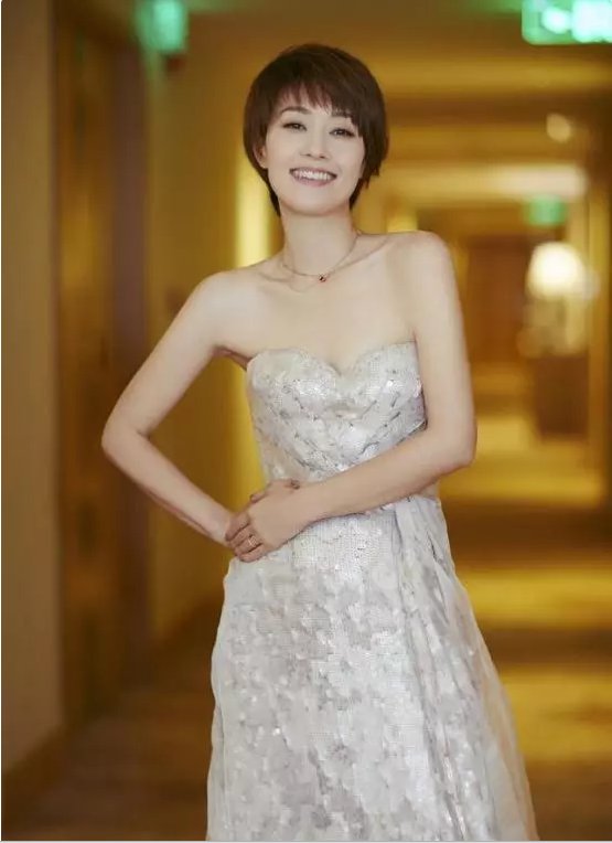 39岁郝蕾和41岁马伊琍出席电影节典礼，网友:臃肿与优雅的差别!