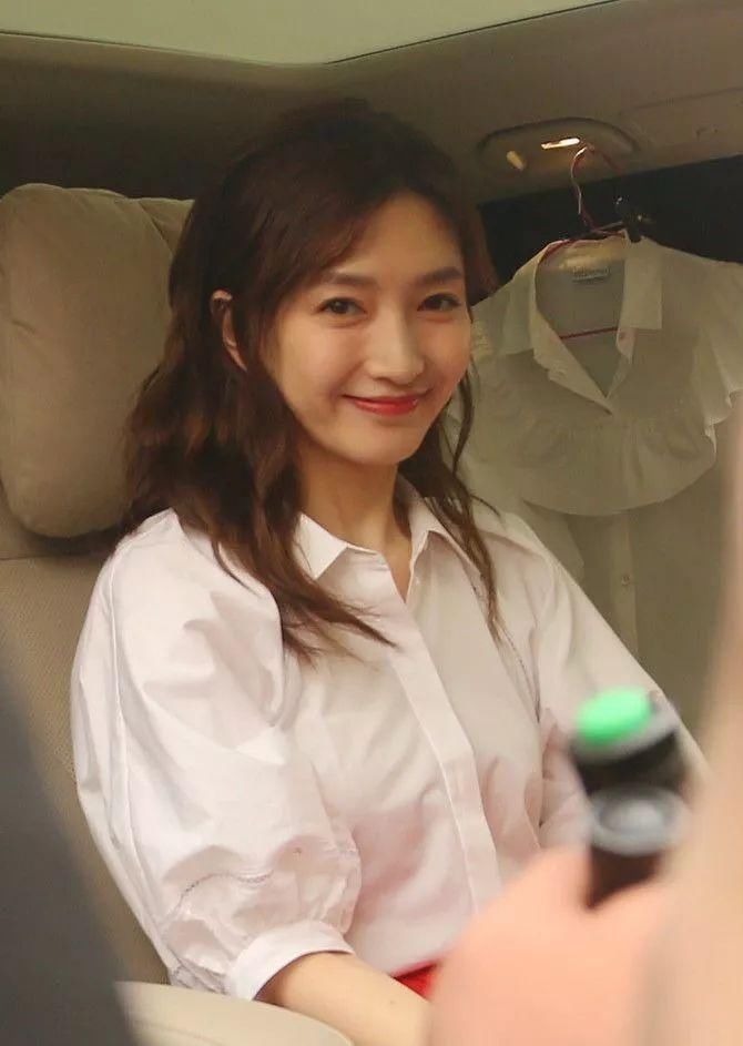 江疏影化身“黑天鹅”!一袭抹胸纱裙露雪白肌肤，网友:妆容显老