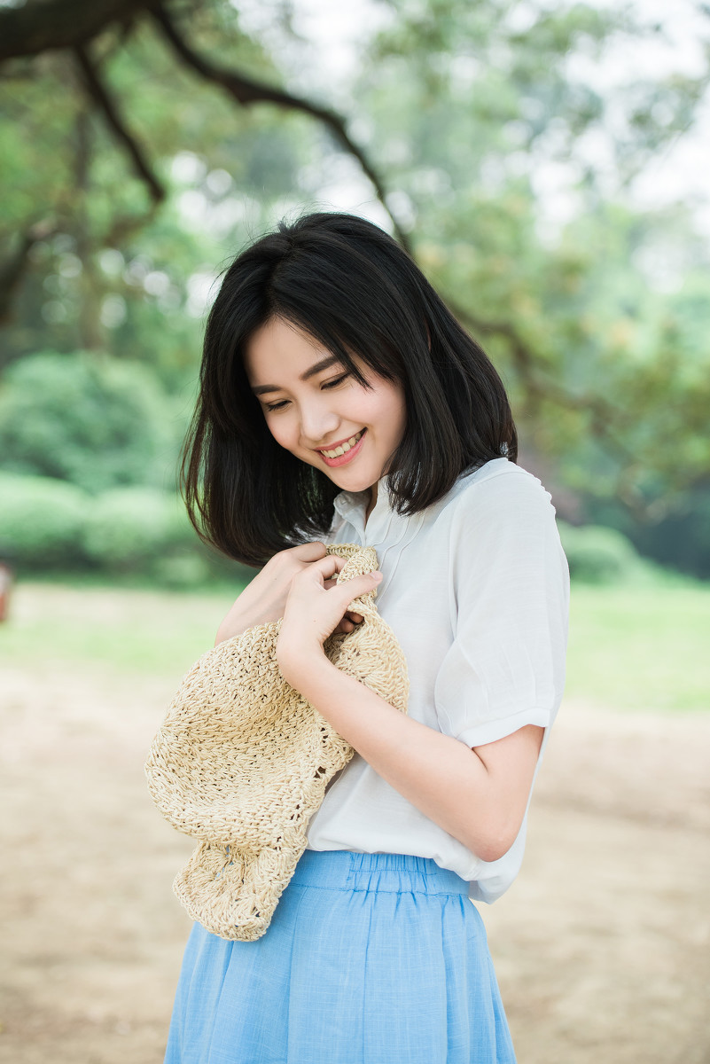 穿白衬衫的短发素颜大眼女孩写真