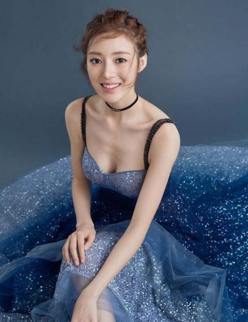 何美璇:身材傲娇，美得让人移不开眼