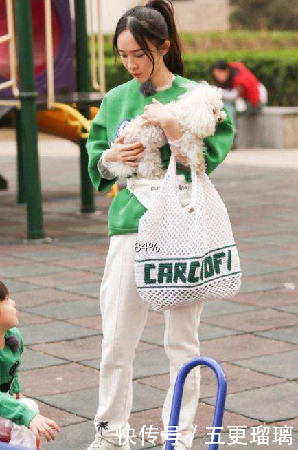 霍思燕穿卫衣，直接把这位只有20岁新生女星比下去 网友：嫩炸