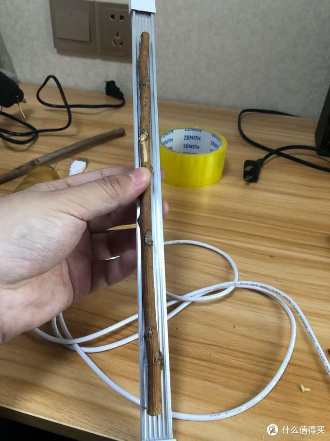  「便宜」最便宜而且家里都有的东西做一个屏幕挂灯。教程简单粗暴。