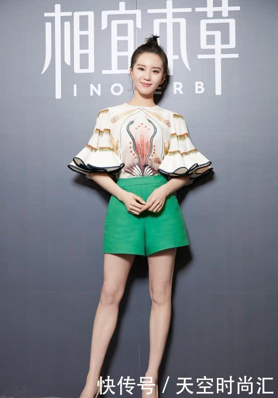 刘诗诗穿“花蕊装”搭配翠绿短裤，大秀白皙长腿，宛如花中仙子！