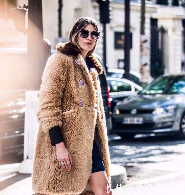 人人都有的黑色打底裤，其实这样穿更美！