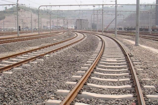 为什么废弃的钢轨，不能重新回收熔铸再利用呢？涨知识了