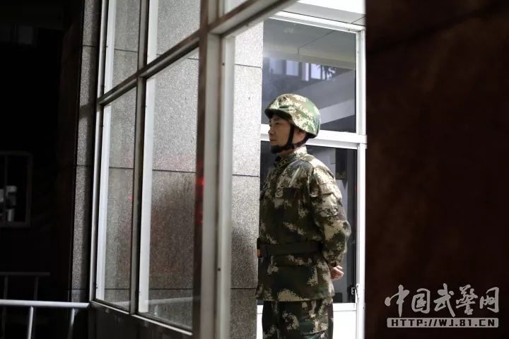 除夕夜，党员干部为祖国守岁，替战士“站岗上哨”