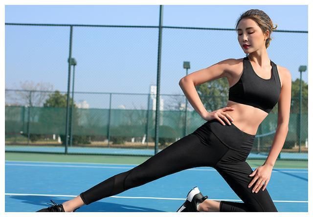 美拍：穿着紧身裤的丰满女子，你敢相信她已经三十多岁了吗