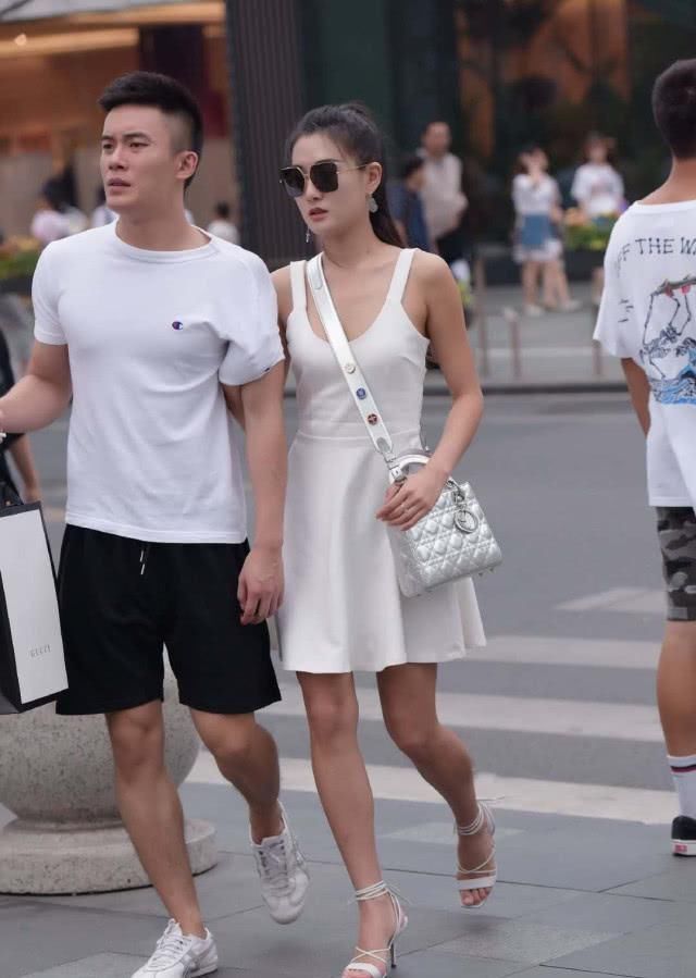 『系带』非常的简约时尚的穿搭,白色背带裙+系带高跟鞋,淑女气质十足