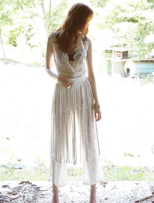 气质小姐姐蕾丝长裙大秀凹凸有致好身材，素面朝天更显精致