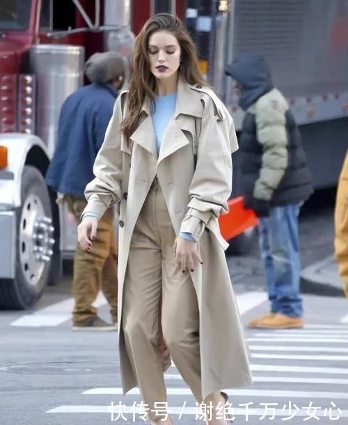  时髦：穿搭建议：早春风衣就买这4个“年轻色”，时髦又减龄，几年不过时