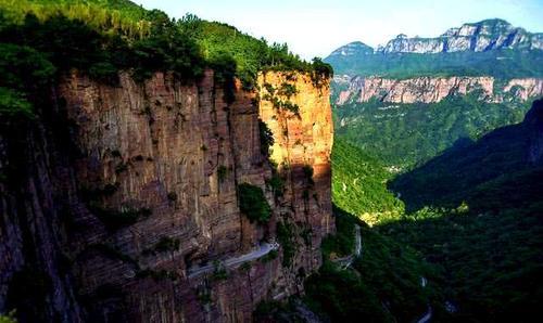 身处悬崖峭壁上的村庄,当地的村民纯手工打造横穿山脉的公路