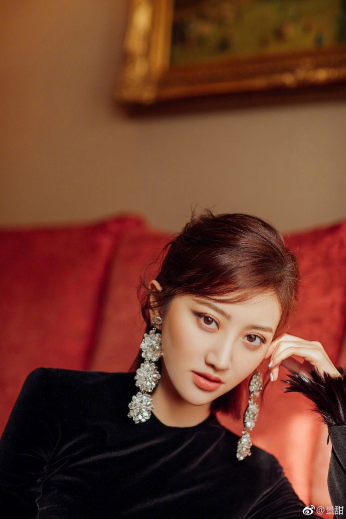 景甜身穿长袖短款丝绒礼服，勾勒出窈窕曲线，十分惊艳