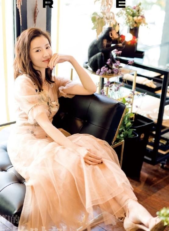 38岁董洁一人现身机场,网友:腿和脸一样白,没有修图痕迹!