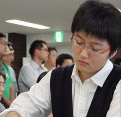 15岁女生被男同学当丑八怪,经常欺负她,9年后