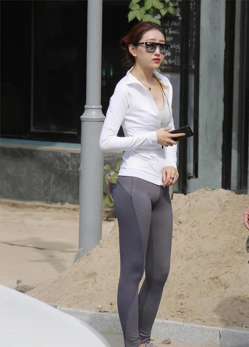 街拍:白皙小姐姐灰色紧身裤穿出柔美曲线,翘立秀身形也是很迷人