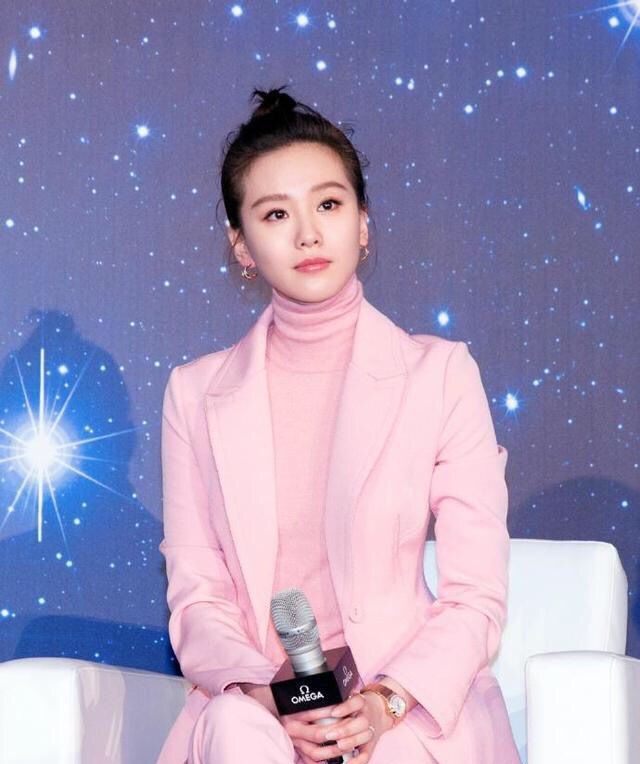 刘诗诗真敢穿!一身从头粉到脚，网友:一般人这么穿肯定丑cry