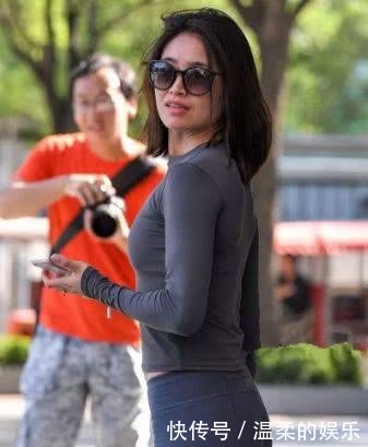 打底裤巧妙的起到收拢的效果，尽显你优雅迷人的好身姿