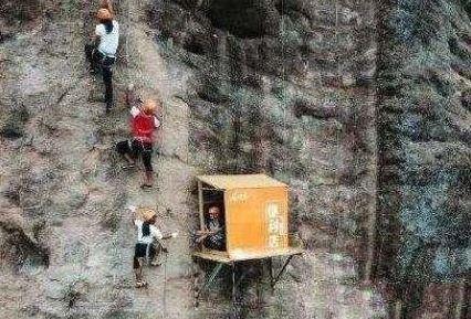 男子悬崖峭壁上开小卖部收入颇丰