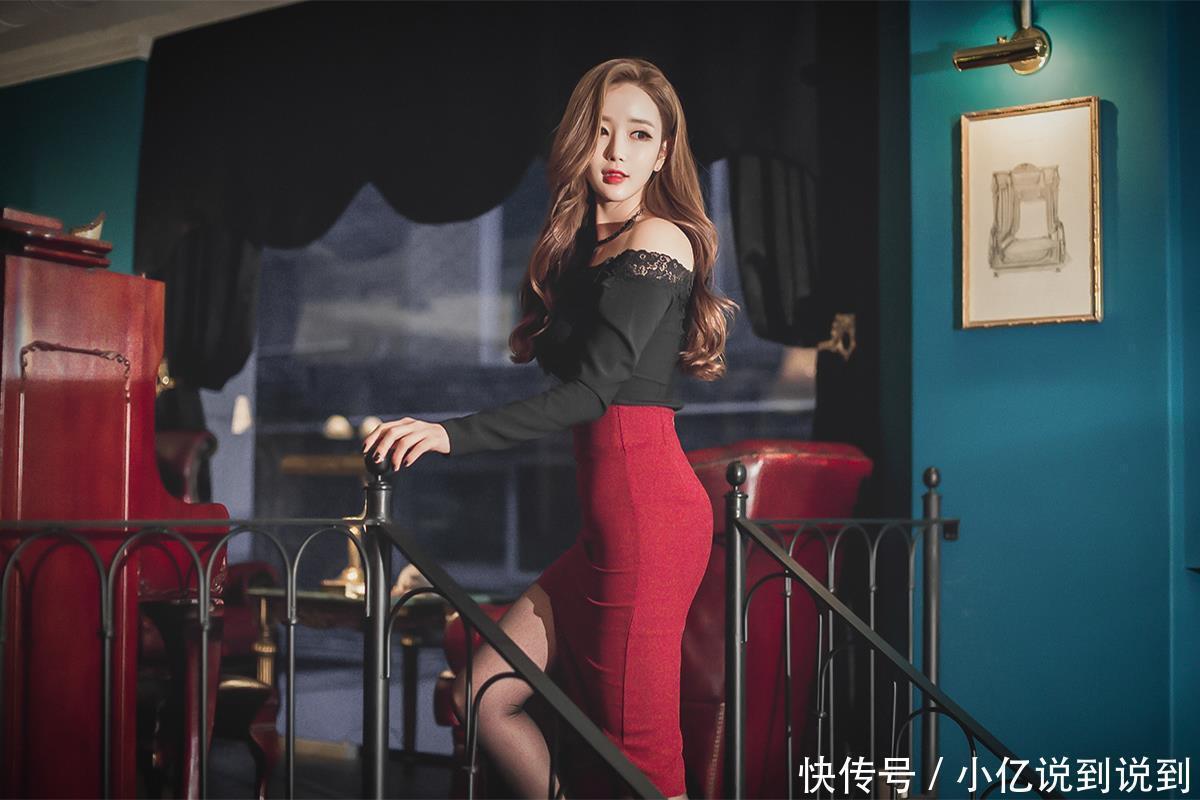  性感：性感黑丝深红色短裙与蕾丝上衣，好的身材需要这样去衬托，雍容华贵