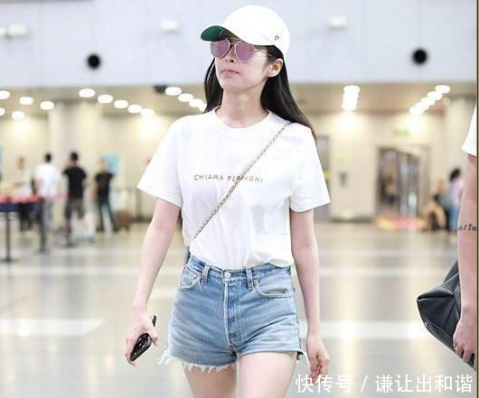 当90斤颖儿穿短裤撞上90斤关晓彤，干瘦和苗条差距一目了然！