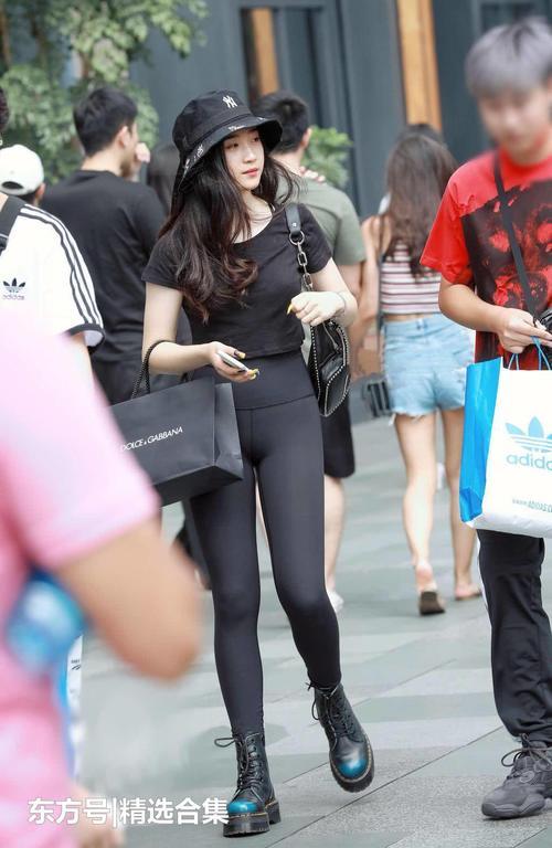 街拍：美女紧身裤秀出圆润紧俏身形，将女孩腿长的优势展现出来