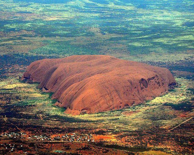 这块岩石十分神奇，位列全球九大刺激景点之一，吸引游客无数