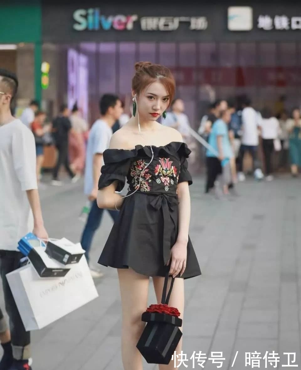 『充满』街拍美图:字肩连衣裙搭配高跟凉鞋,充满少女感还能招桃花