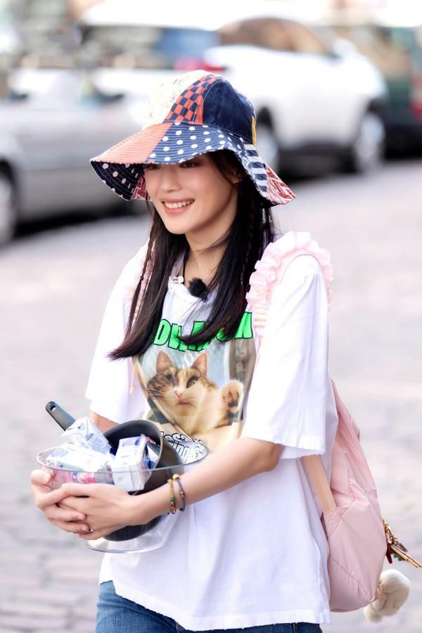 《中餐厅2》开播比起最早国民CP重聚，我更好奇赵薇舒淇在厨房足