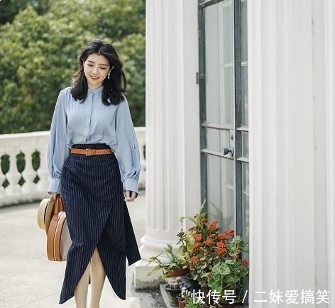  『要备』早春你一定要备一件“开叉裙”，搭衬衫好洋气，三木穿上后美哭了