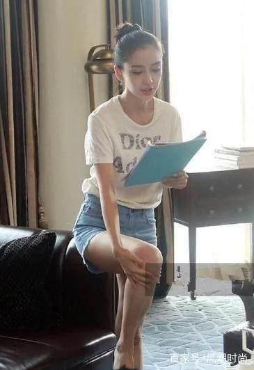 看了杨颖的短裤，再看看李菲儿，只想对黄晓明说一句：好福气！