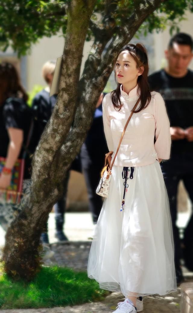 陈乔恩衬衫配牛仔裤，居然还穿了一双短靴，网友：看着都觉得热！