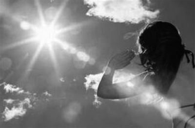 深色浅色穿哪种更凉快