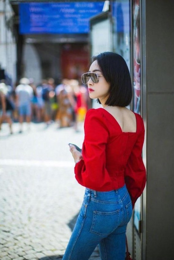 当宋茜穿深V遇见俞飞鸿，网友直呼:真的是冻龄啊，求支招