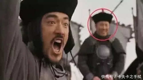 『镜头』史上最尬的穿帮镜头：海绵宝宝的手铐我忍了，李连杰身后那是谁？