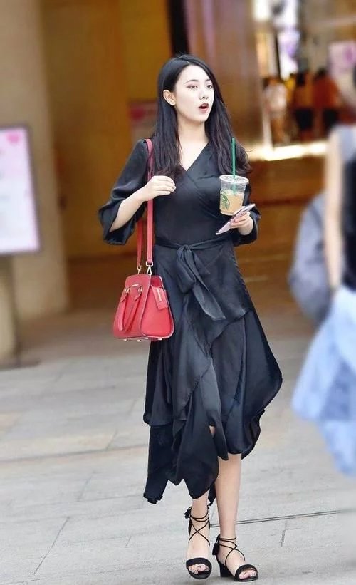 街拍：立体感十足的连衣裙，演绎软妹风
