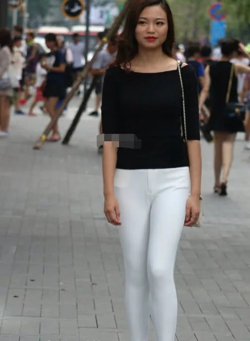 小姐姐同样是白色紧身裤，一个是白上衣，一个是黑上衣，区别真是