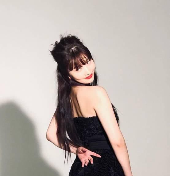  [碎花]朴秀荣的穿搭真是时尚！穿件黑色碎花衬衫，看上去大气又低调