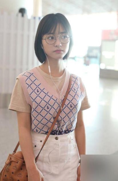 沈月机场终于穿高跟鞋，又瘦又美，总算相信她身高160cm体重90斤