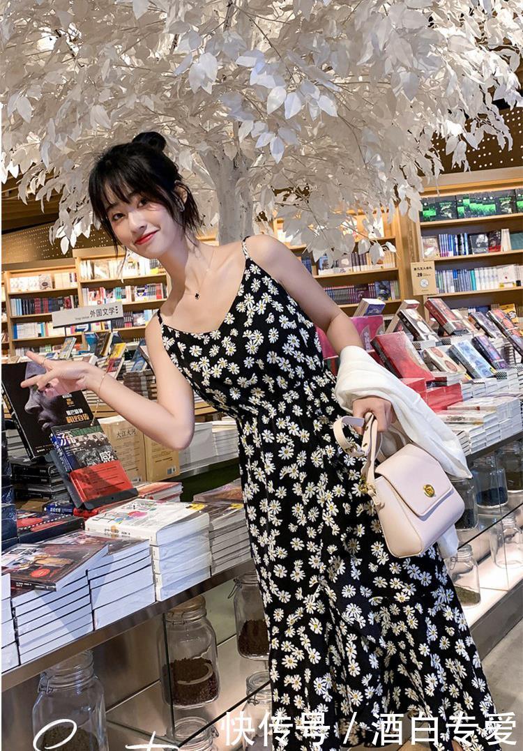 「碎花」初夏穿“碎花裙+防晒衣”,一半清新一半醉人,魅力四射美到犯规