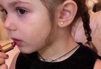 小女孩3岁时就成了化妆大师 几年过去后却变成这样