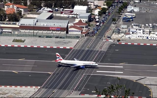 世界上最危险的机场，仅有一条跑道，飞机降落时要“踩急刹车”？