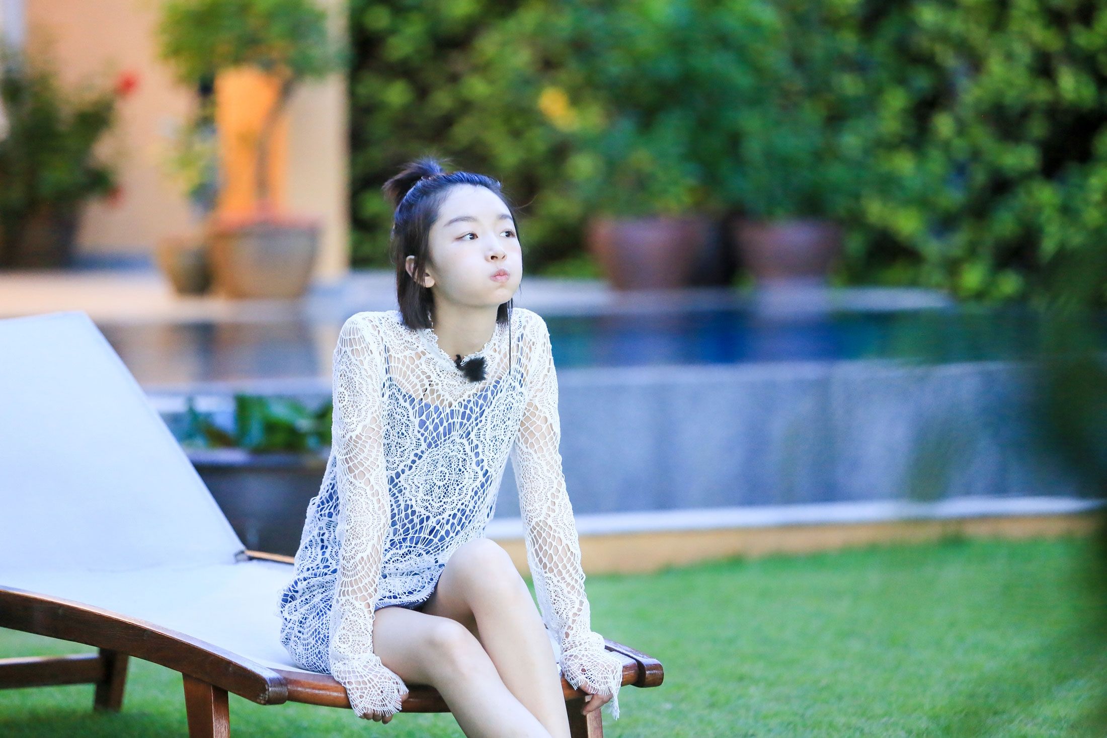 周冬雨粉色系镂空上衣配短裤露笔直长腿，群众:心动确实存在的!