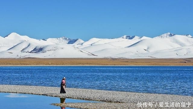 从差点坠毁的飞机下来后，我们去了纳木错看星空