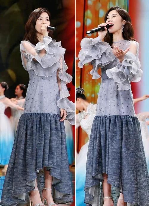  「连衣裙」郁可唯是才华与颜值并存的女子，身穿白色工装裙配短靴，又美又飒