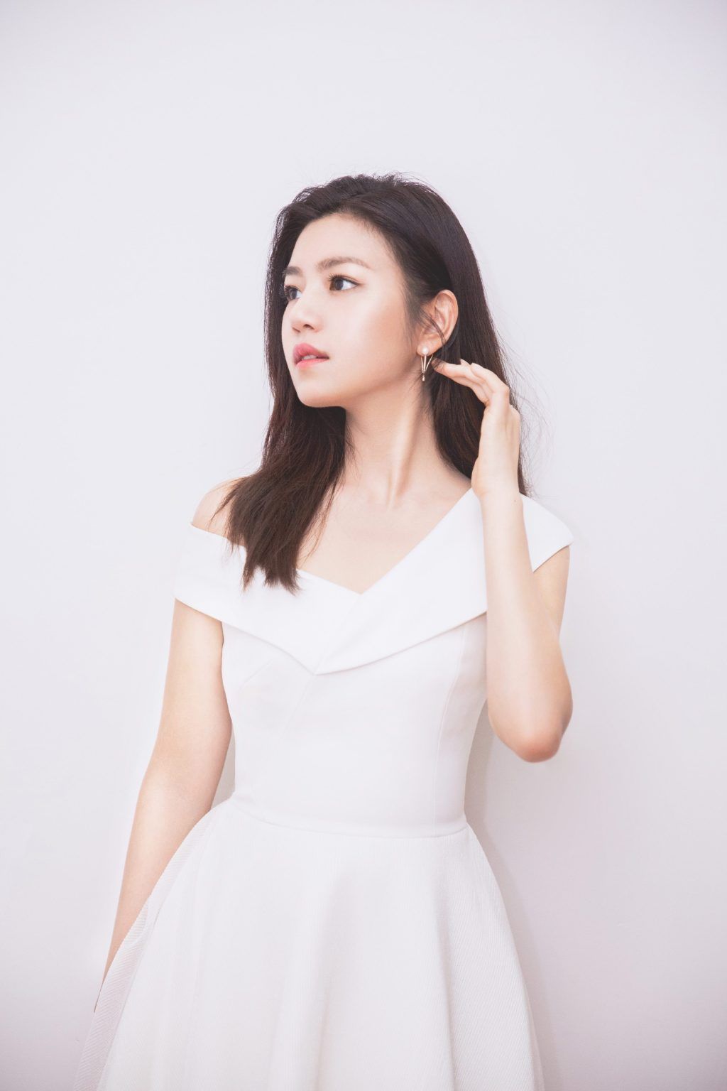 陈妍希白色短裙气质写真，粉丝尖头高跟鞋秀出辣妈的白皙美腿