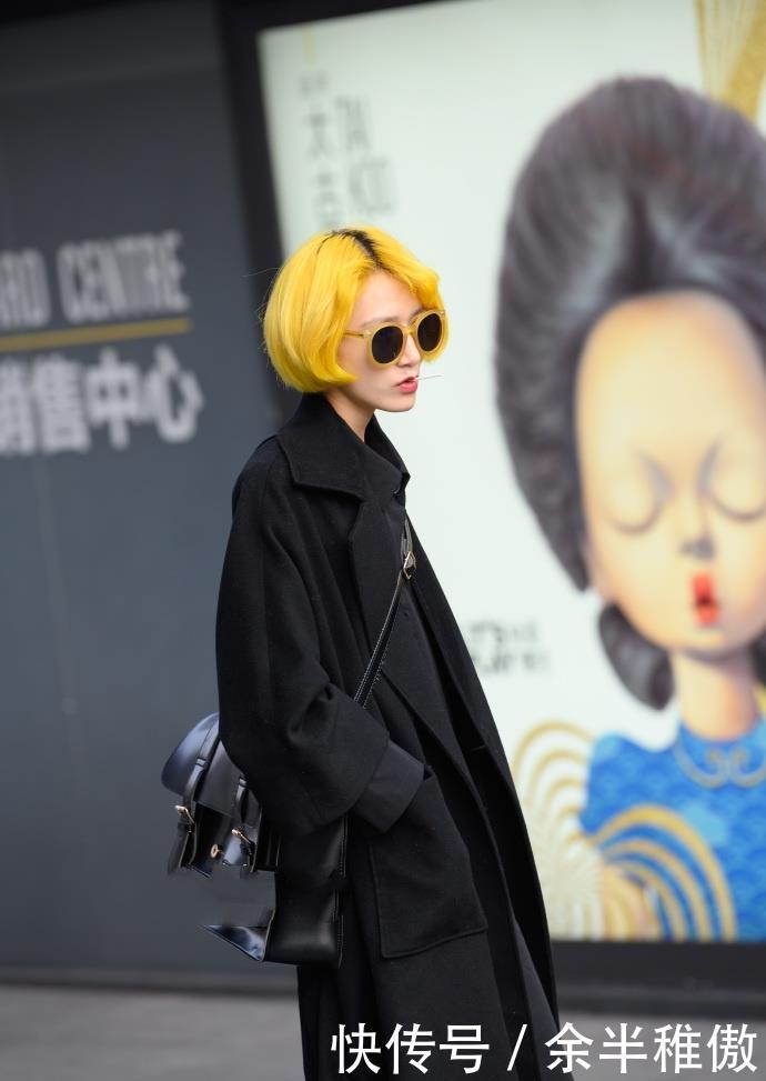  #精致#街拍：帽子和耳环使小姐姐脸型特别精致，不规则半身裙神秘感十足